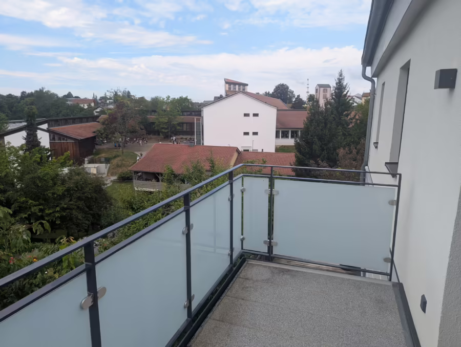 Ab sofort bezugsfertig – Moderne 2 Zimmer Wohnung mit SĂĽd Balkon im Luftkurort Mitterfels - Balkon (66945)