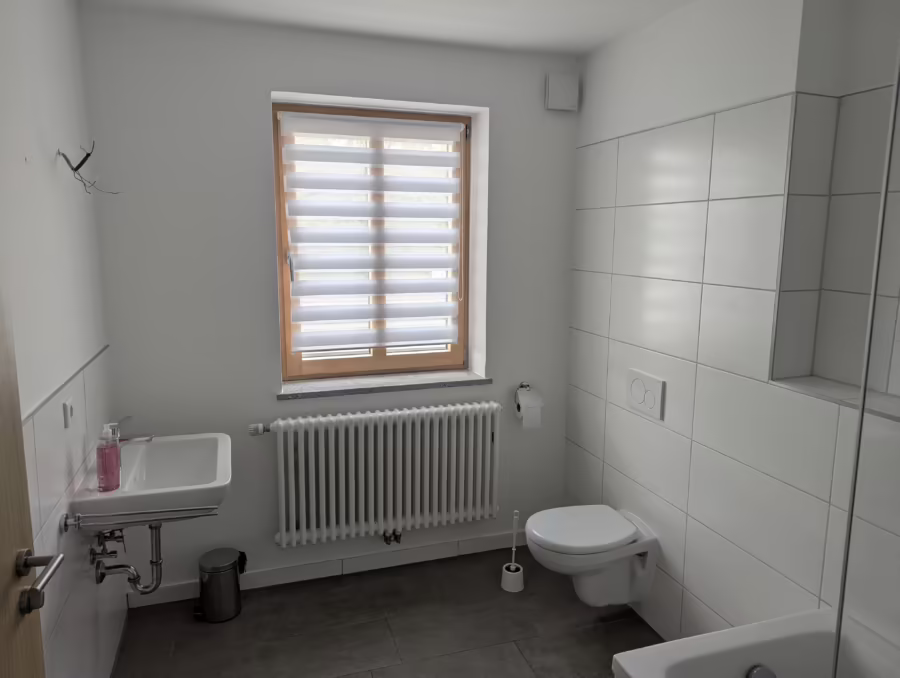 Ab sofort bezugsfertig – Moderne 2 Zimmer Wohnung mit SĂĽd Balkon im Luftkurort Mitterfels - Bad (66949)