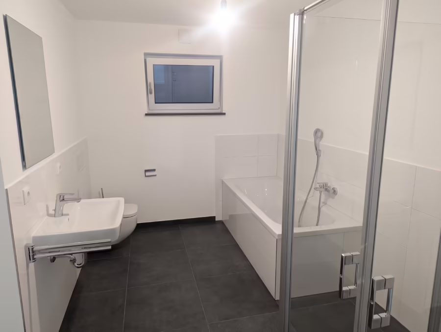 Ruhige Wohnlage! GroĂźzĂĽgige Neubauwohnung mit ĂĽberdachter Terrasse und Garten! - Bad / Dusche / Badewanne (68440)