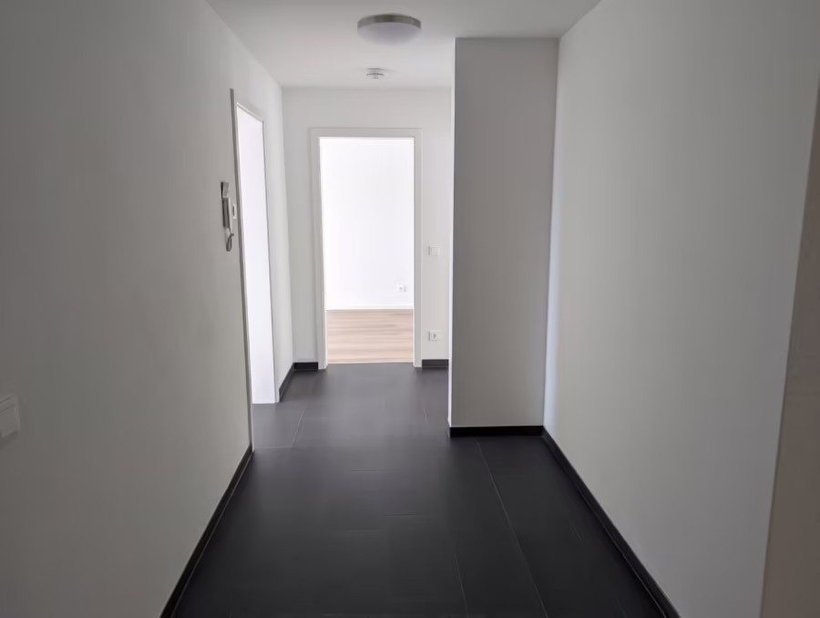 Neubauwohnung mit Balkon in gefragter Lage naher der Innenstadt! - Flur (70664)