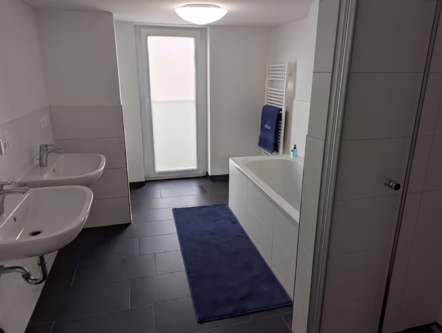 Neubauwohnung mit Balkon in gefragter Lage naher der Innenstadt! - Bad (70665)