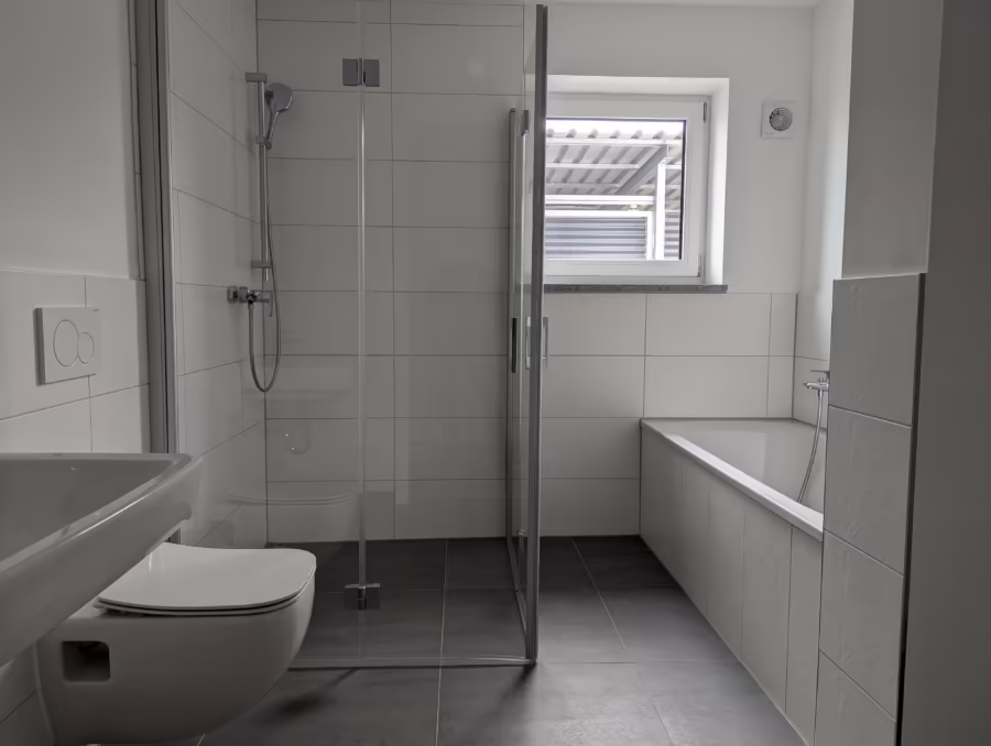 Ab sofort beziehbar! Moderne 3-Zimmer Erdgeschosswohnung (inkl. EBK) mit Terrasse - Bad (72236)