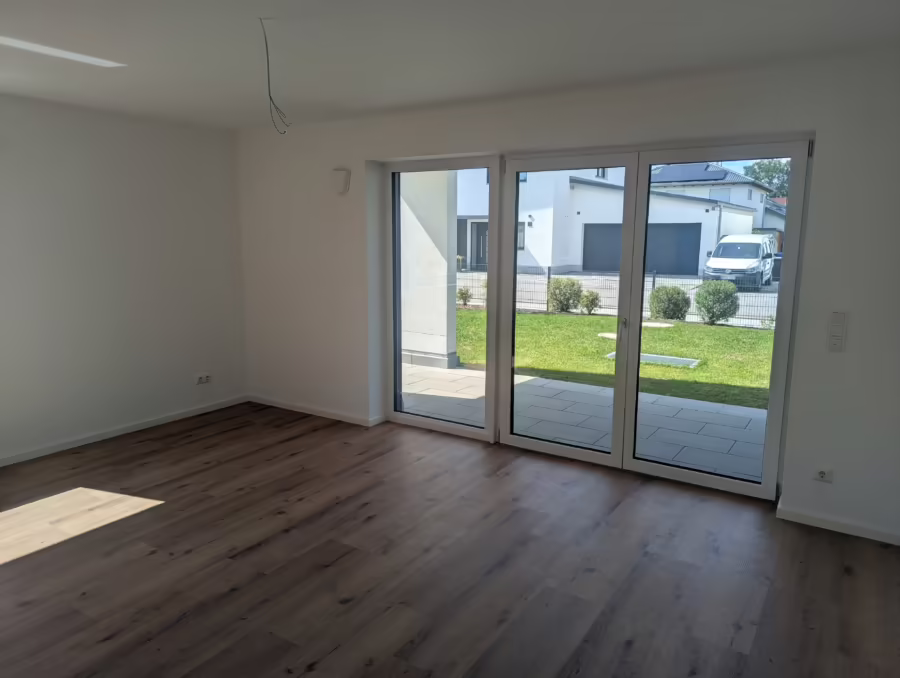 Ab sofort beziehbar! Moderne 3-Zimmer Erdgeschosswohnung (inkl. EBK) mit Terrasse - Wohnen/Essen (72239)