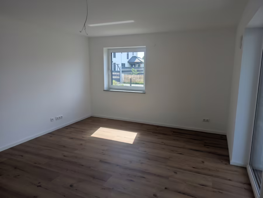 Ab sofort beziehbar! Moderne 3-Zimmer Erdgeschosswohnung (inkl. EBK) mit Terrasse - Wohnen/Essen (72240)