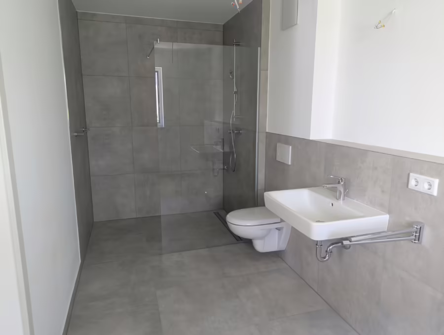 Neubauprojekt ! Zentrumsnahe und moderne 2-Zimmer Gartenwohnung! - Bad (65896)
