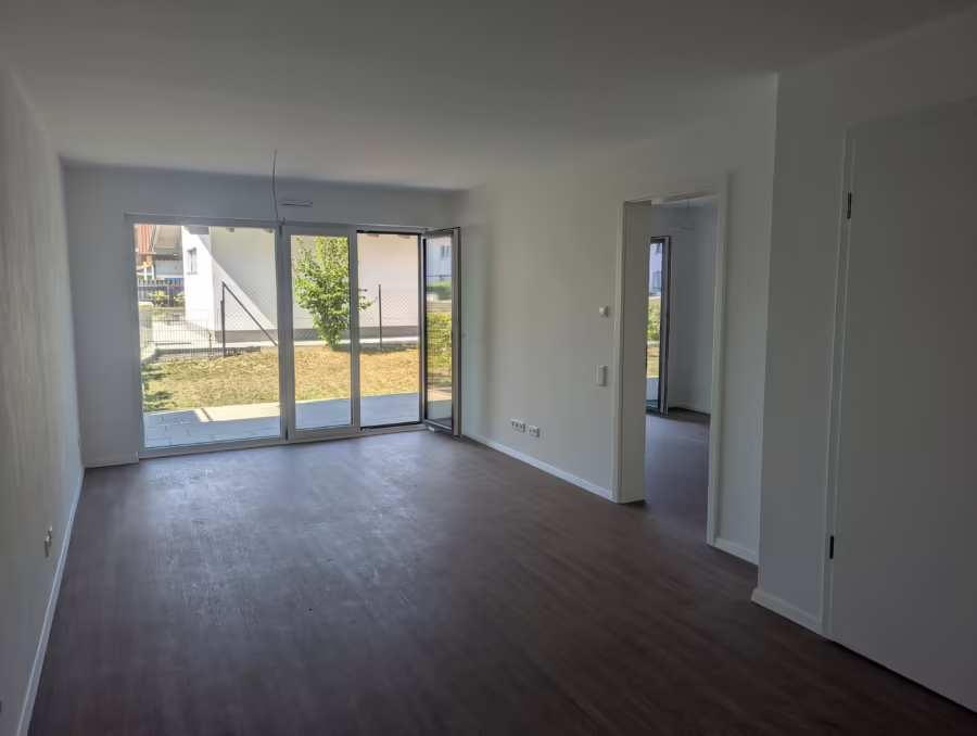 Neubauprojekt ! Zentrumsnahe und moderne 2-Zimmer Gartenwohnung! - Wohnzimmer (65894)