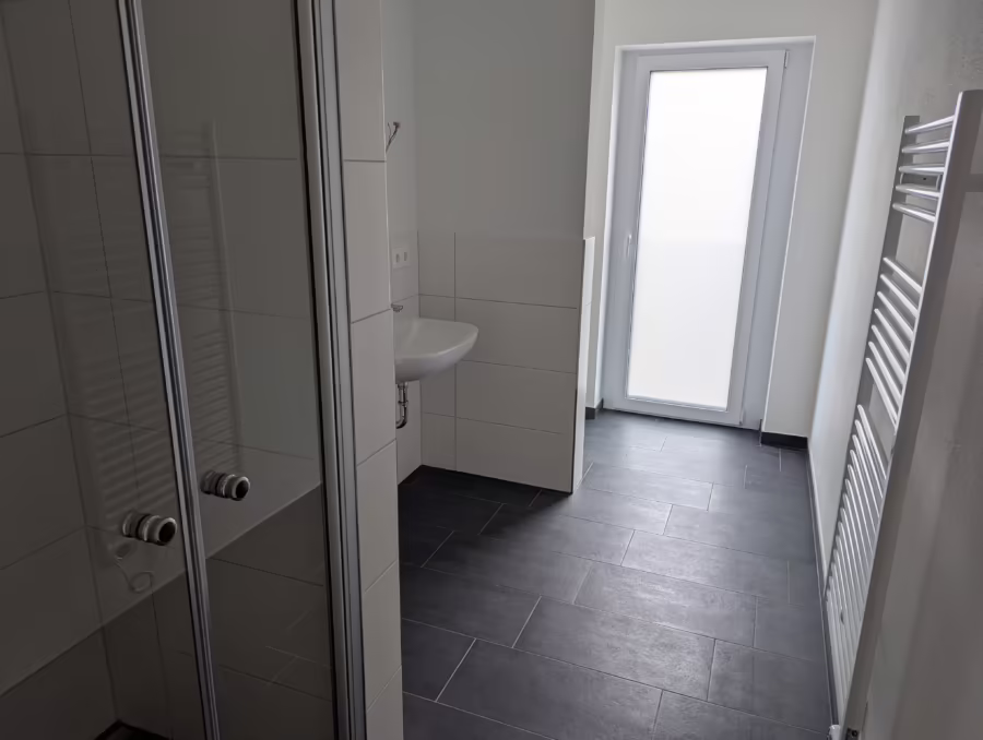 Ab sofort bezugsfertig! Neubauwohnung mit Balkon in gefragter Lage naher der Innenstadt! - Bad (70464)