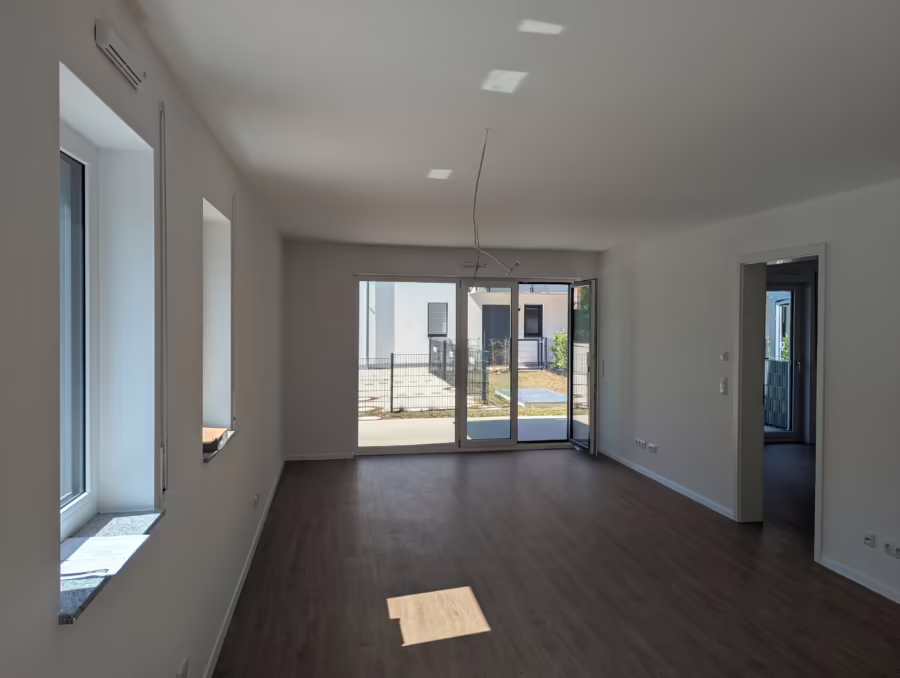Neubauprojekt ! Zentrumsnahe und moderne 3-Zimmer Gartenwohnung! - Wohnzimmer (66760)