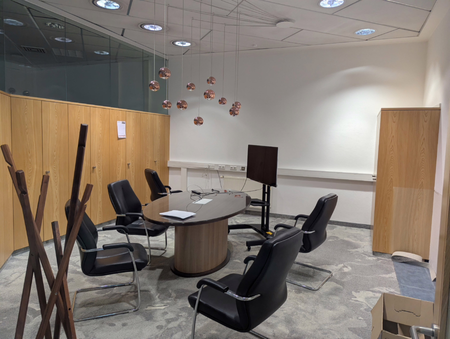 Umbaumaßnahmen möglich ! Büro, Praxis mit großem Schaufenster in der Innenstadt ! - Zimmer (57667)