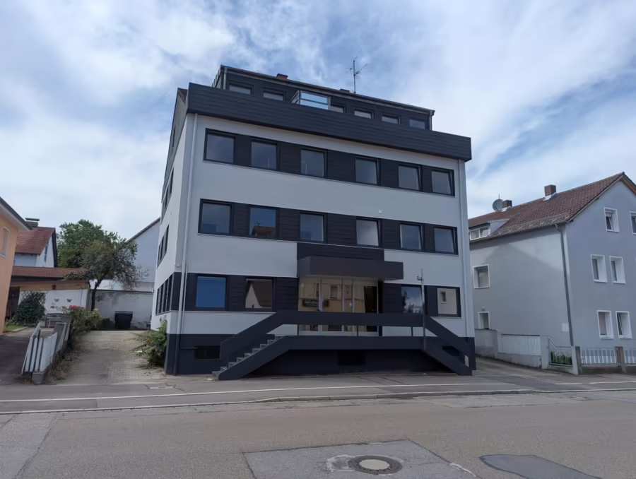 Stadthaus mit 26 Zimmer (alt. 18 Apartments) für Mitarbeiterunterkunft/serviced Apartments/etc ! - Titelbild (65833)
