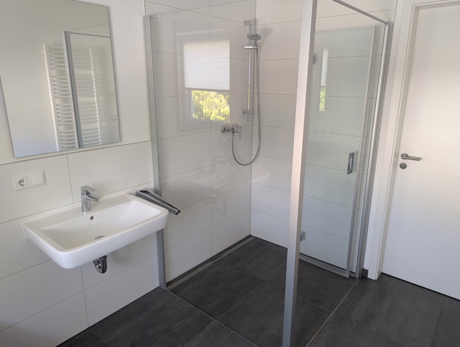 Barrierefreie Wohnung mit Aufzug und großem Balkon im Straubinger Westen ! - Bad (62571)