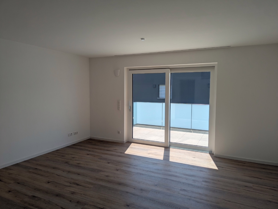 Barrierefreie Wohnung mit Aufzug und großem Balkon im Straubinger Westen ! - Wohnzimmer (62565)