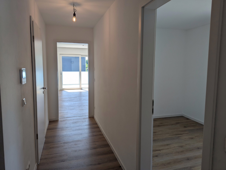 Barrierefreie Wohnung mit Aufzug und großem Balkon im Straubinger Westen ! - Flur (62577)