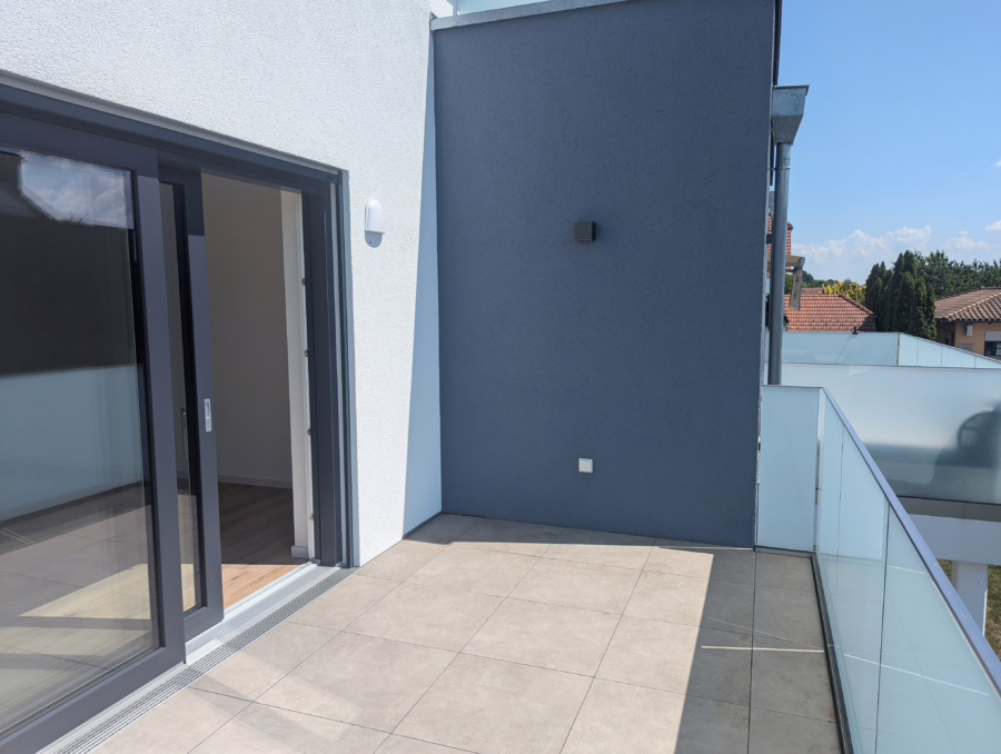 Barrierefreie Wohnung mit Aufzug und großem Balkon im Straubinger Westen ! - Balkon (62561)