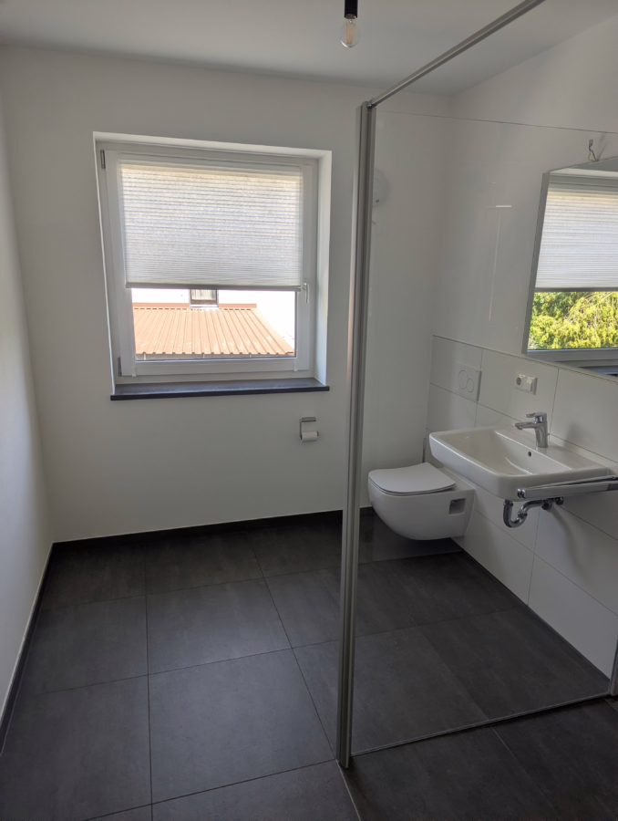 Barrierefreie Wohnung mit Aufzug und großem Balkon im Straubinger Westen ! - Bad (62569)