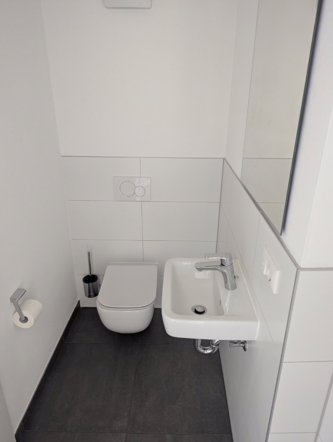 Barrierefreie Wohnung mit Aufzug und großem Balkon im Straubinger Westen ! - Gäste-WC (62579)