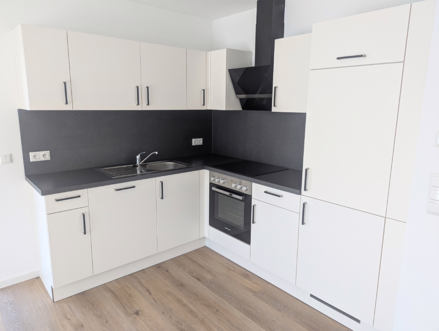 Barrierefreie Wohnung mit Aufzug und großem Balkon im Straubinger Westen ! - Küche (62567)