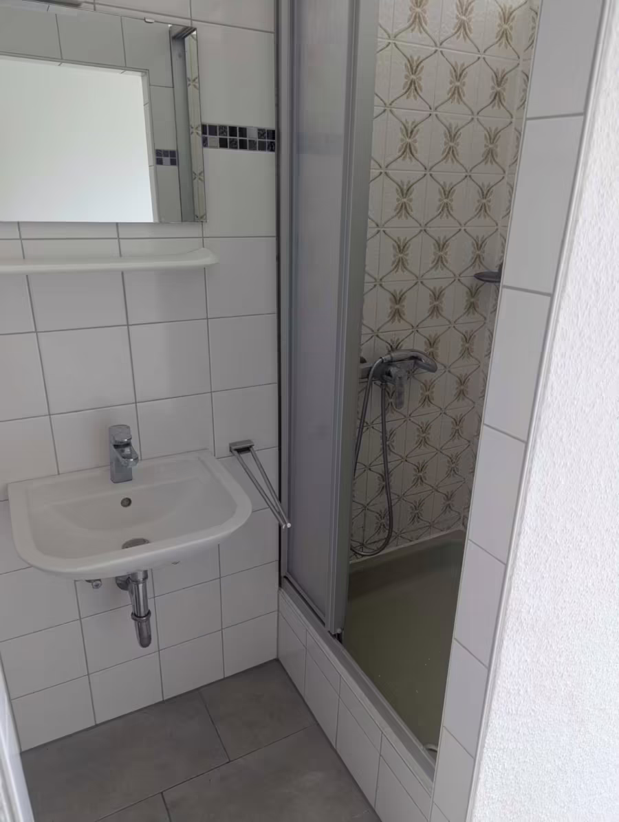 SanierungsbedĂĽrftiges Stadthaus mit 26 Zimmer oder Planung fĂĽr 18 Apartments - Immobilie (73256)