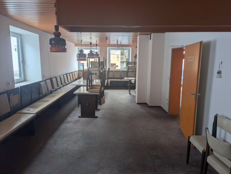 SanierungsbedĂĽrftiges Stadthaus mit 26 Zimmer oder Planung fĂĽr 18 Apartments - Immobilie (73254)