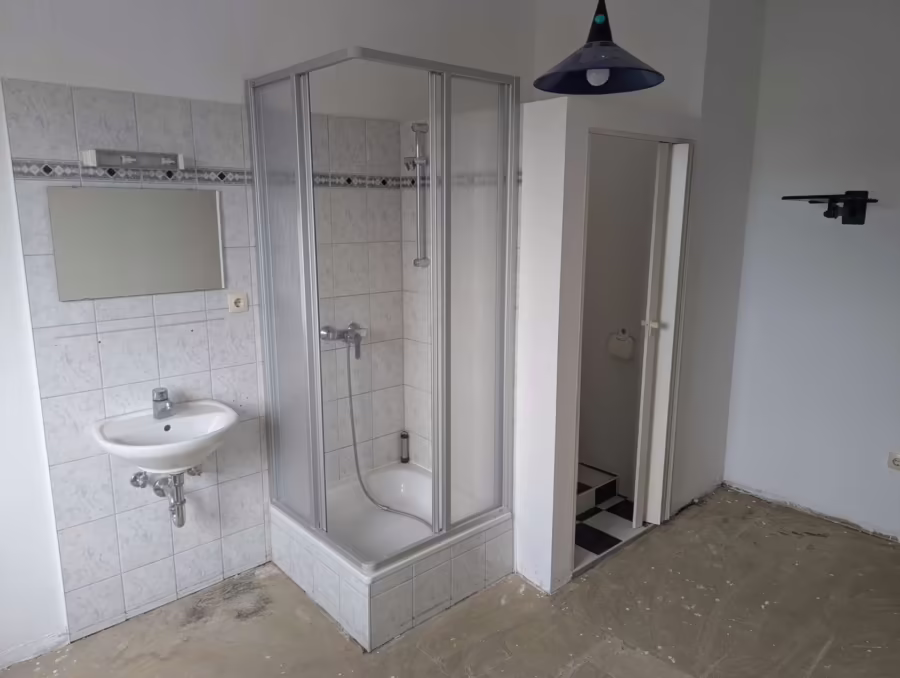 SanierungsbedĂĽrftiges Stadthaus mit 26 Zimmer oder Planung fĂĽr 18 Apartments - Immobilie (73257)