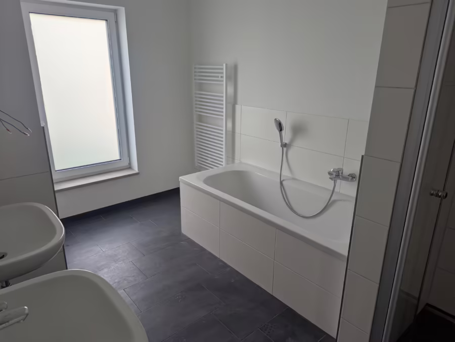 Neubauwohnung mit Garten, EinbaukĂĽche, Badewanne/Dusche nahe der Innenstadt! - Bad (69669)