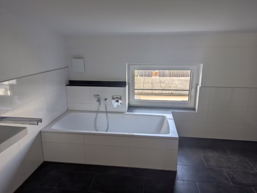 Moderne 3-Zimmer Wohnung mit groĂźem Balkon in ruhiger Lage! - Bad (69637)