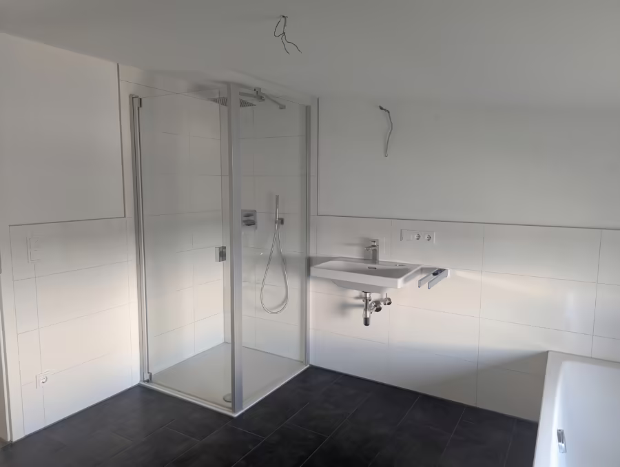 Moderne 3-Zimmer Wohnung mit groĂźem Balkon in ruhiger Lage! - Bad (69636)