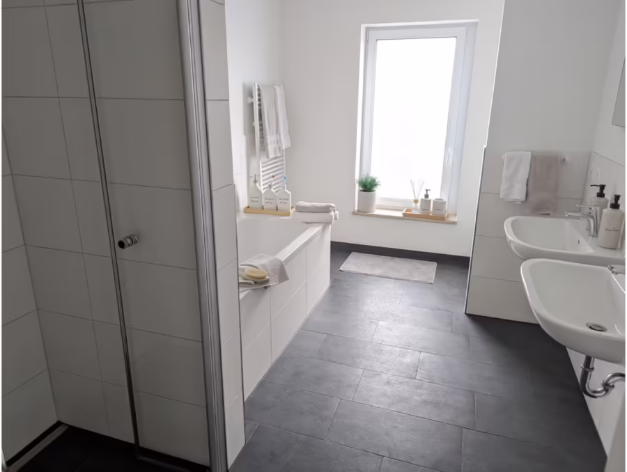 Ab sofort bezugsfertig! Neubauwohnung mit Garten in gefragter Lage naher der Innenstadt! - Bad (70483)