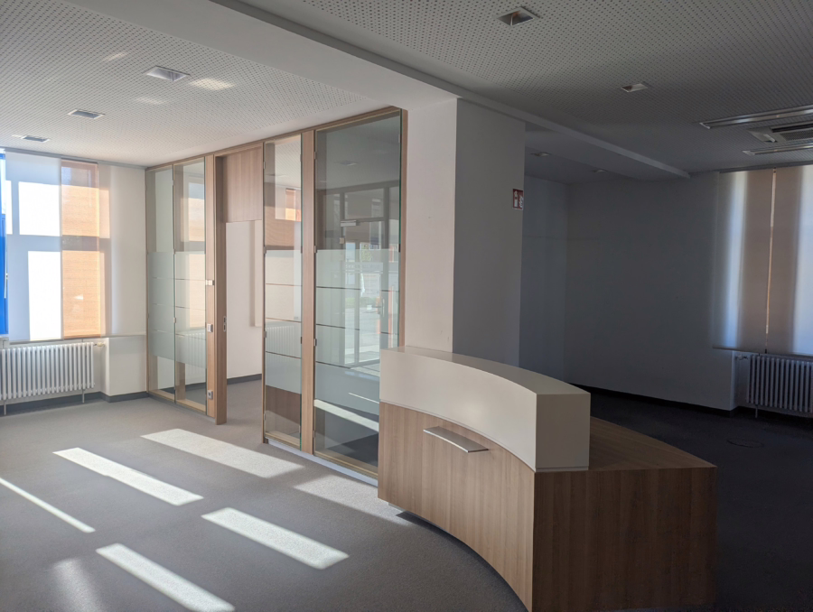 Repräsentatives Geschäfts-/Bürogebäude in sehr guter Sichtlage! - PXL_20260423_065944601.MP (57343)