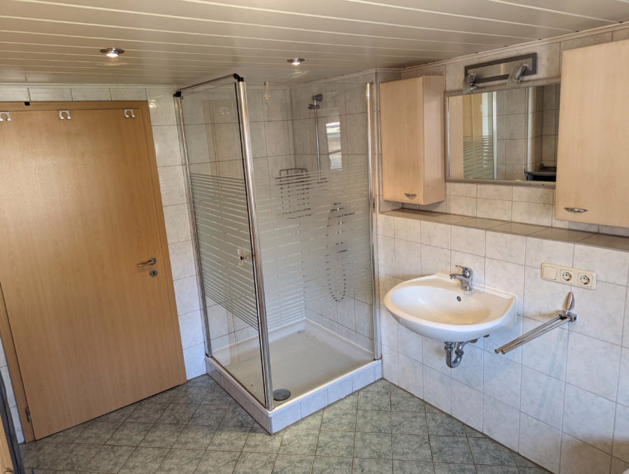 Einfamilienhaus mit ELW und großem Grundstück für Tierhaltung! - Bad (48913)