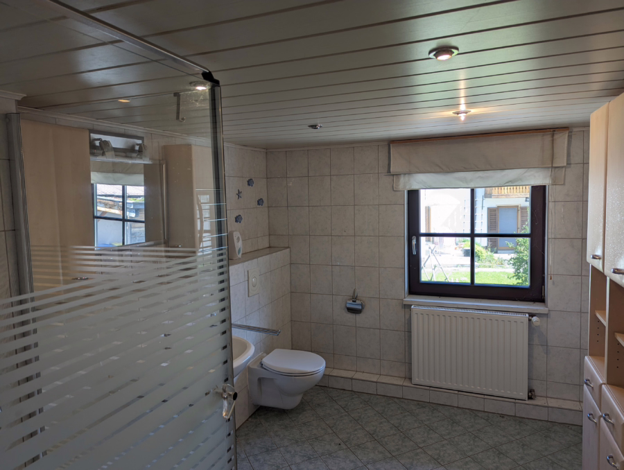 Einfamilienhaus mit ELW und großem Grundstück für Tierhaltung! - Bad (48912)