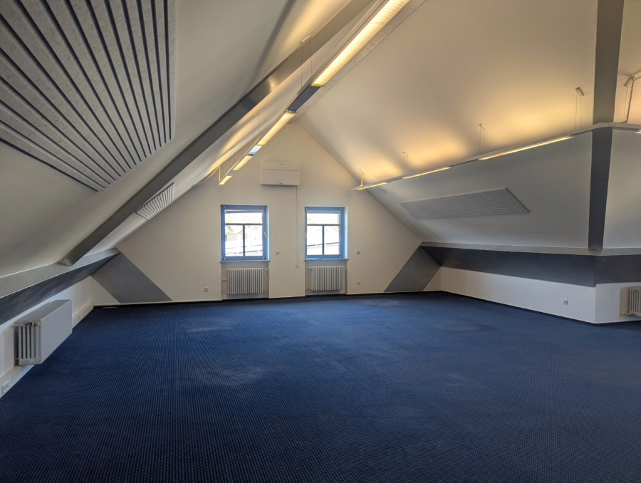 Teilbar ! Umbaumaßnahmen möglich ! Büro, Praxis in guter Sichtlage ! - Dachgeschoss (57842)