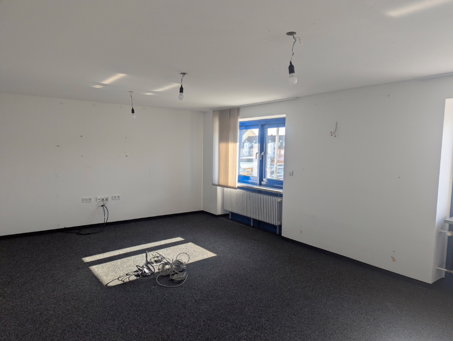 Teilbar ! Umbaumaßnahmen möglich ! Büro, Praxis in guter Sichtlage ! - Zimmer (57837)