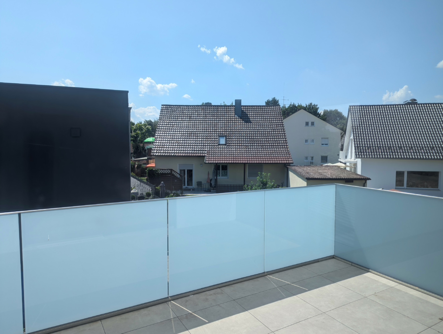 Barrierefreie Wohnung mit Aufzug und großem Balkon im Straubinger Westen ! - Balkon (62377)