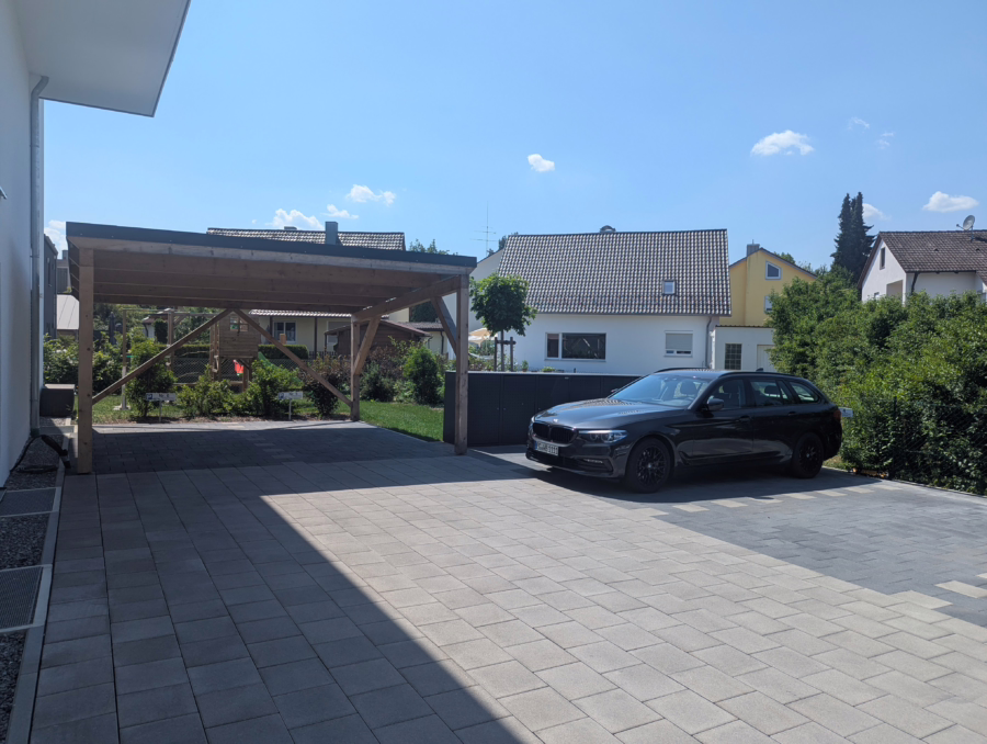Barrierefreie Wohnung mit Aufzug und großem Balkon im Straubinger Westen ! - Außenstellplatz (62389)