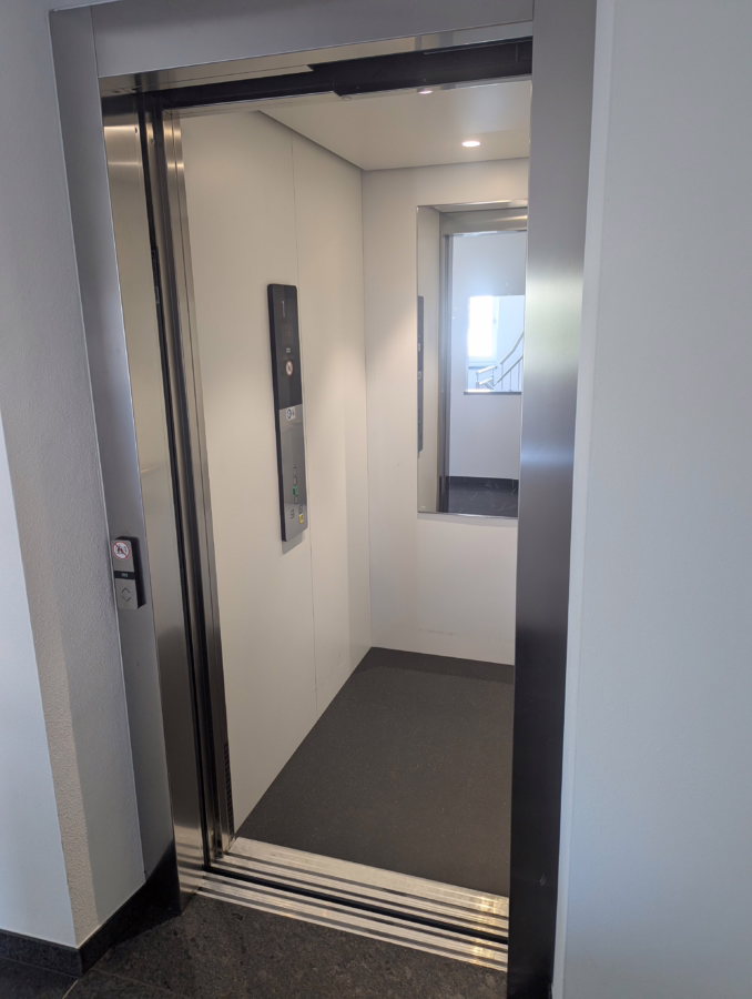 Barrierefreie Wohnung mit Aufzug und großem Balkon im Straubinger Westen ! - Aufzug (62385)