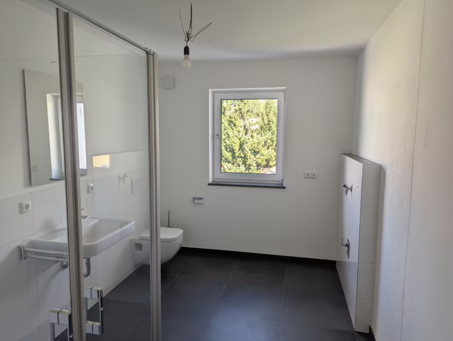 KFW 55 Energieeffizienzhaus! Neubauwohnung mit groĂźen Balkon in wohltuender Umgebung! - Bad (68478)