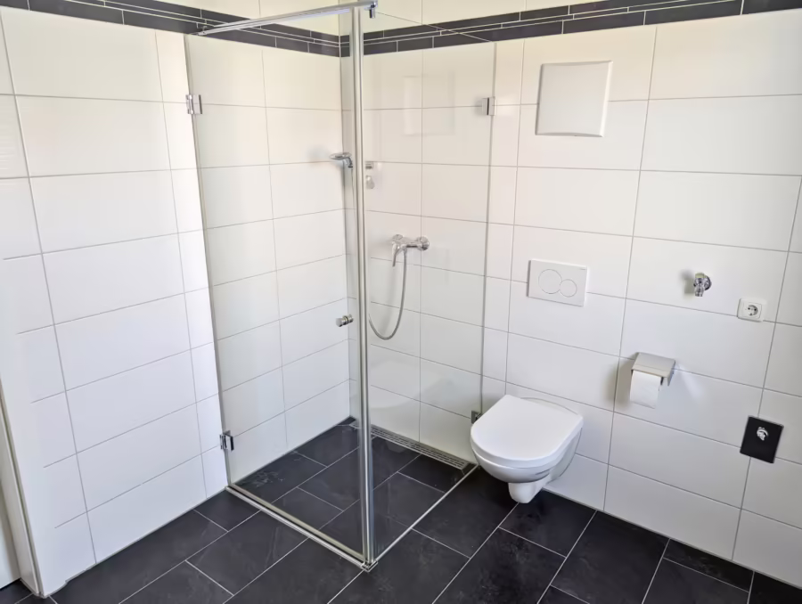 VON PRIVAT ! Neuwertige Wohnung mit zwei Balkone und Aufzug - Bad (73183)