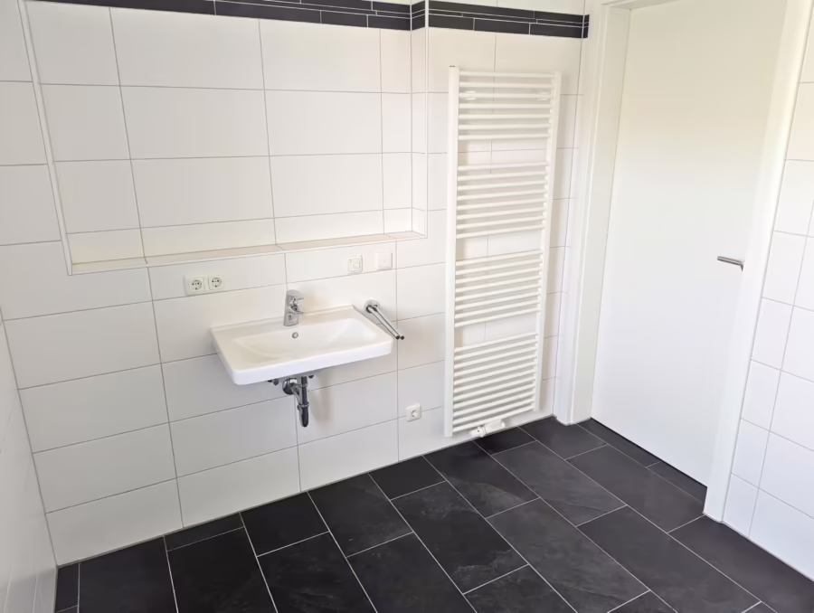 VON PRIVAT ! Neuwertige Wohnung mit zwei Balkone und Aufzug - Bad (73184)