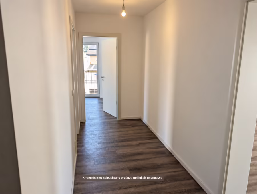 VON PRIVAT ! Neuwertige Wohnung mit zwei Balkone und Aufzug - Flur (73181)