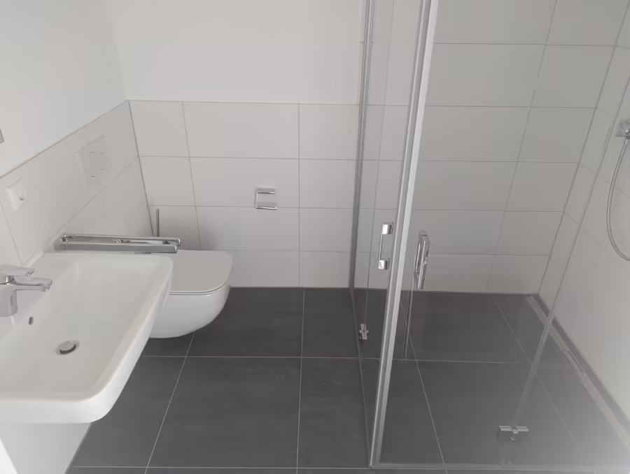 Moderne 2-Zimmer Erdgeschosswohnung (inkl. EBK) mit Terrasse und Garten! - Bad (69618)