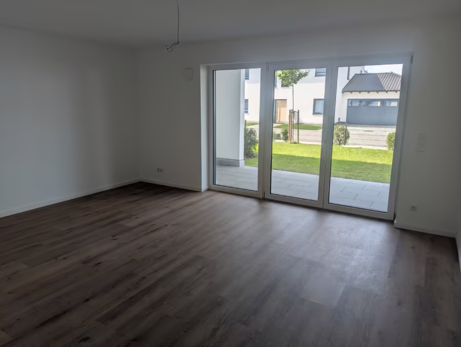 Moderne 2-Zimmer Erdgeschosswohnung (inkl. EBK) mit Terrasse und Garten! - Wohnzimmer (69615)